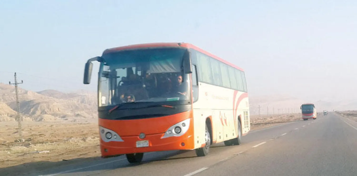 جانب من حافلات السياح الأجانب المتجهين من شرم الشيخ إلى القاهرة بحثا عن طائرات تعيدهم إلى بلادهم ({الشرق الأوسط})