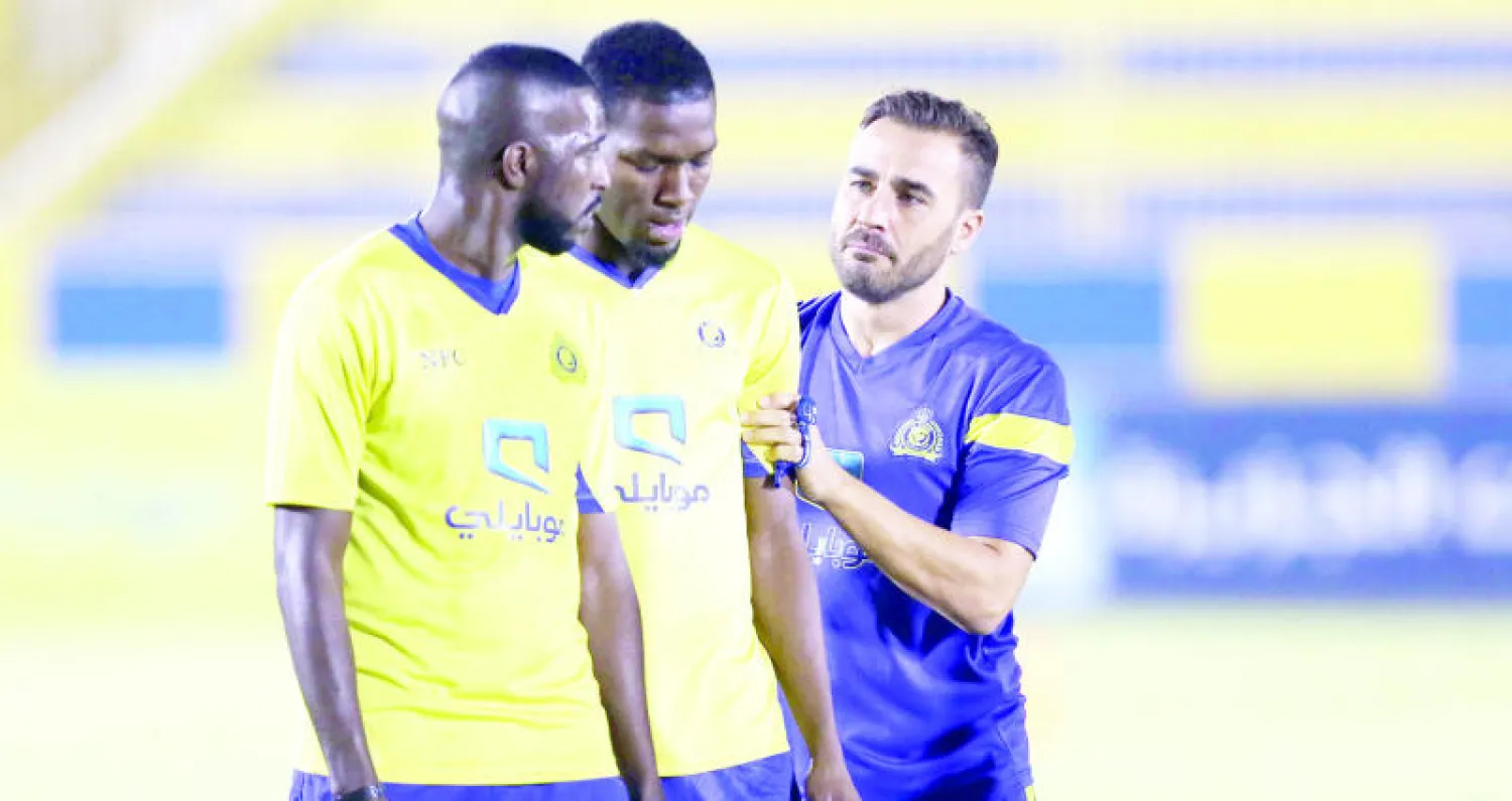 كانافارو مدرب النصر يوجه لاعبيه خلال المران («الشرق الأوسط»)