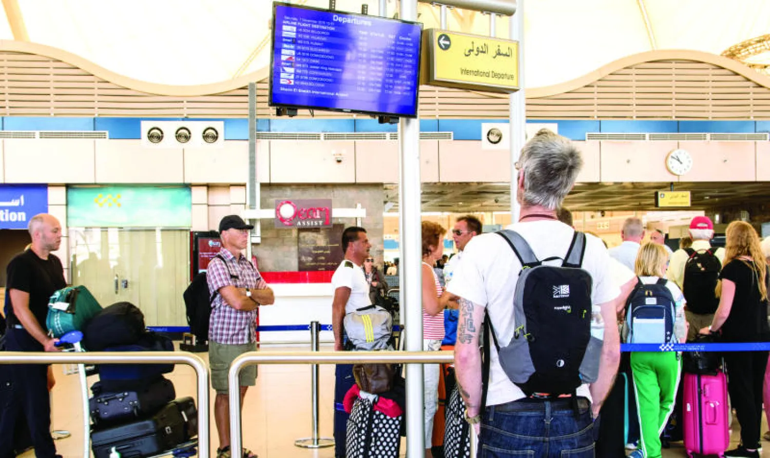 عدد من السائحين في مطار شرم الشيخ لدى عودتهم إلى بلادهم (أ.ب)