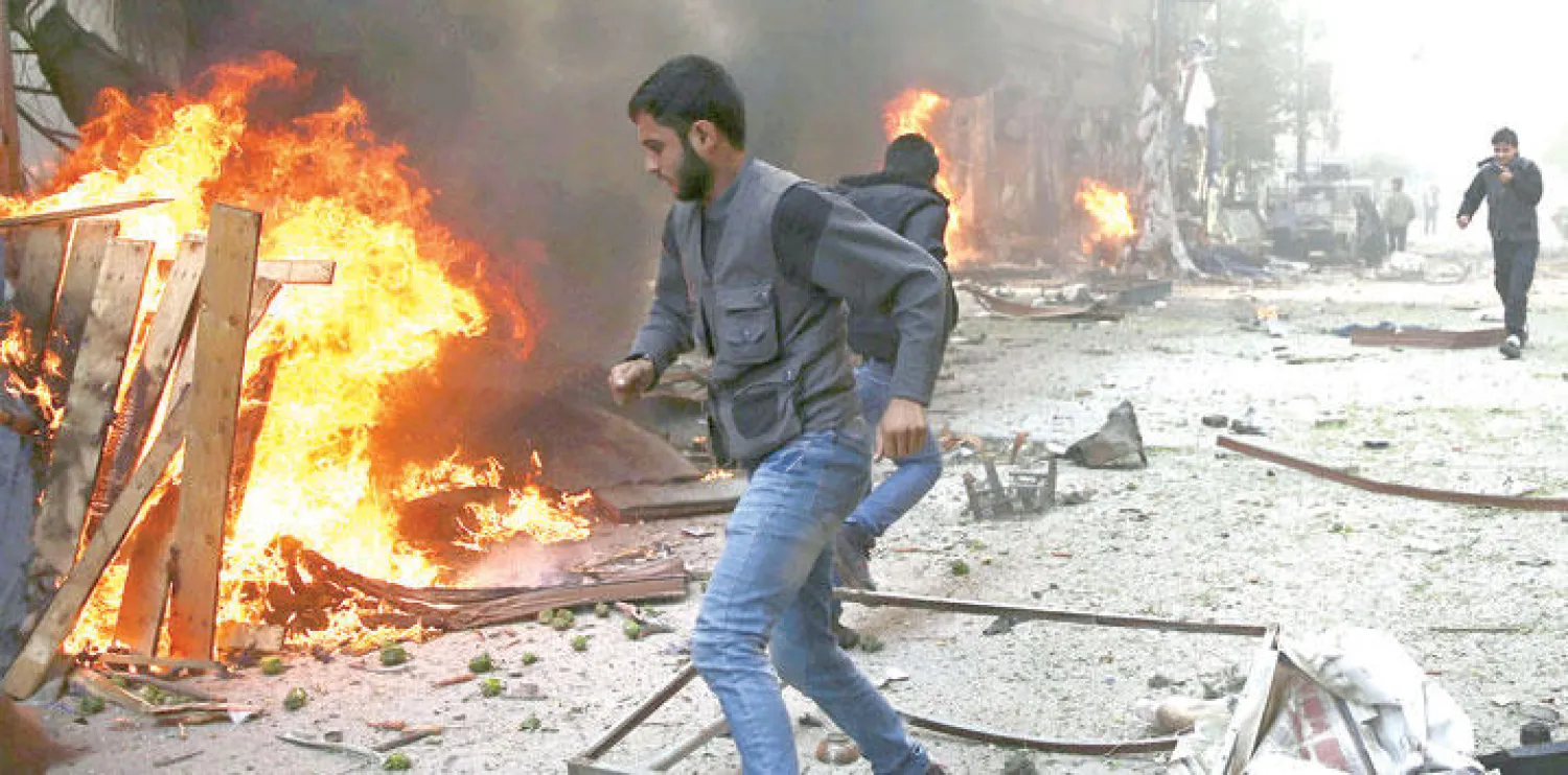 سوري يهرع لمساعدة مواطنين في موقع تعرض لضربات جوية من قبل طائرات تابعة للرئيس بشار الأسد في حي دوما بدمشق (رويترز)