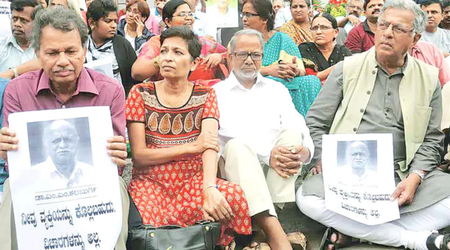 مجموعة من المثقفين يحتجون على تصاعد مناخ التعصب تحت قيادة رئيس الوزراء نايندرا مودي («الشرق الأوسط»)