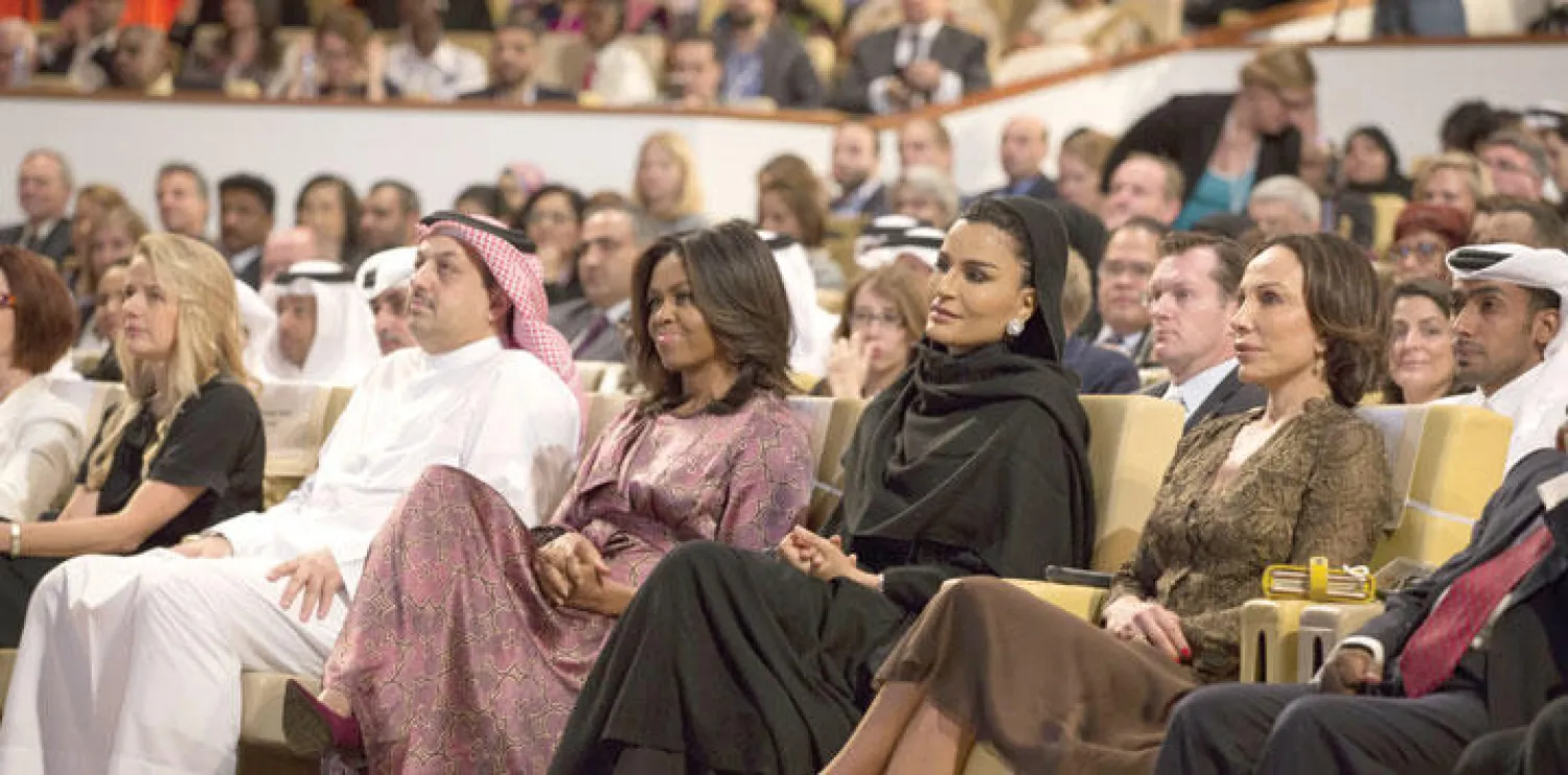الشيخة موزا بنت ناصر والسيدة الأميركية الأولى ميشيل أوباما في افتتاح مؤتمر وايز 2015 بالعاصمة القطرية الدوحة («الشرق الأوسط»)