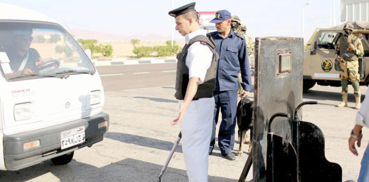 مزيد من التدقيق الأمني في مدخل مطار شرم الشيخ عقب سقوط الطائرة الروسية مطلع الأسبوع الماضي (رويترز)