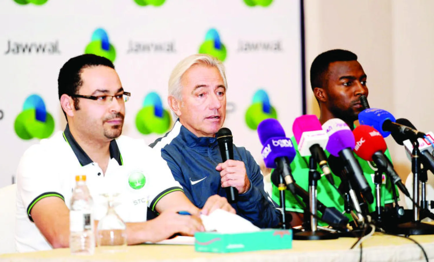 جانب من المؤتمر الصحافي لمدرب الأخضر وقائده هوساوي («الشرق الأوسط»)