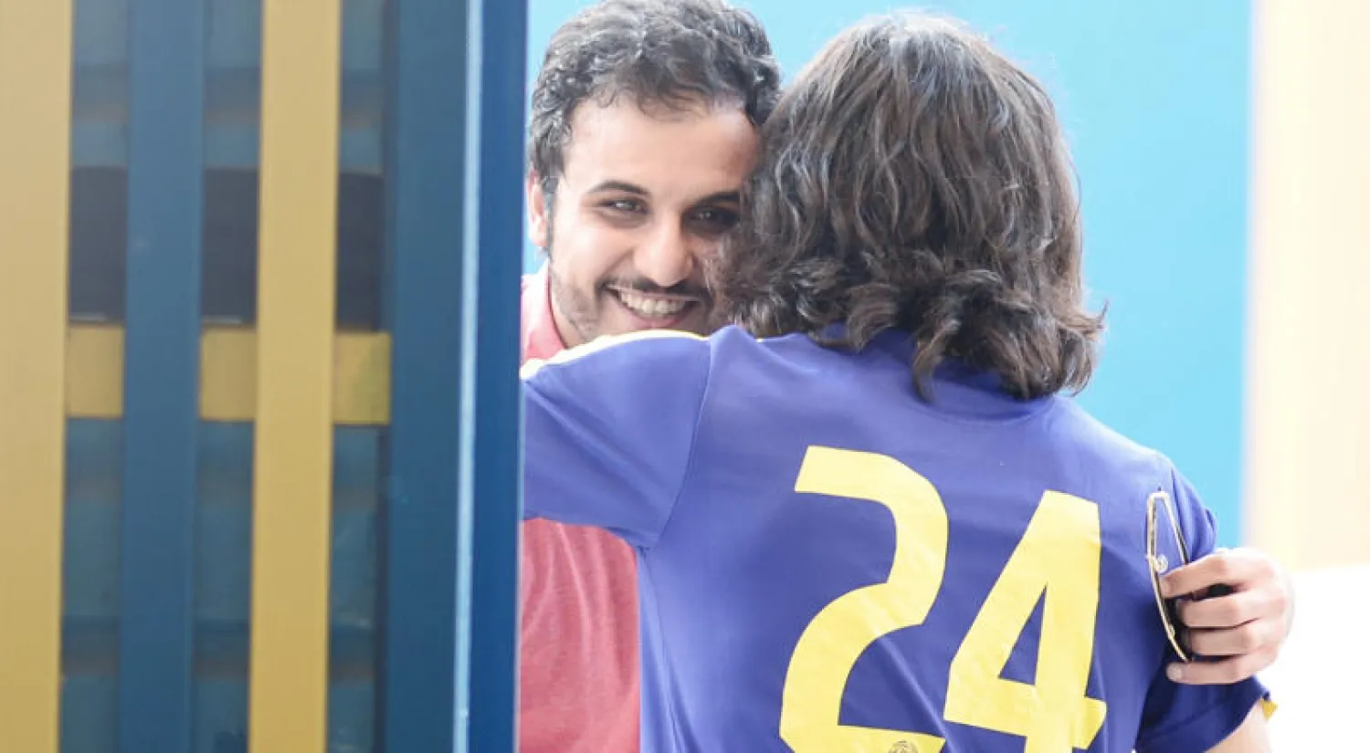 عبد الغني يرحب بزميله العنزي قبل التدريبات أمس (المركز الإعلامي)