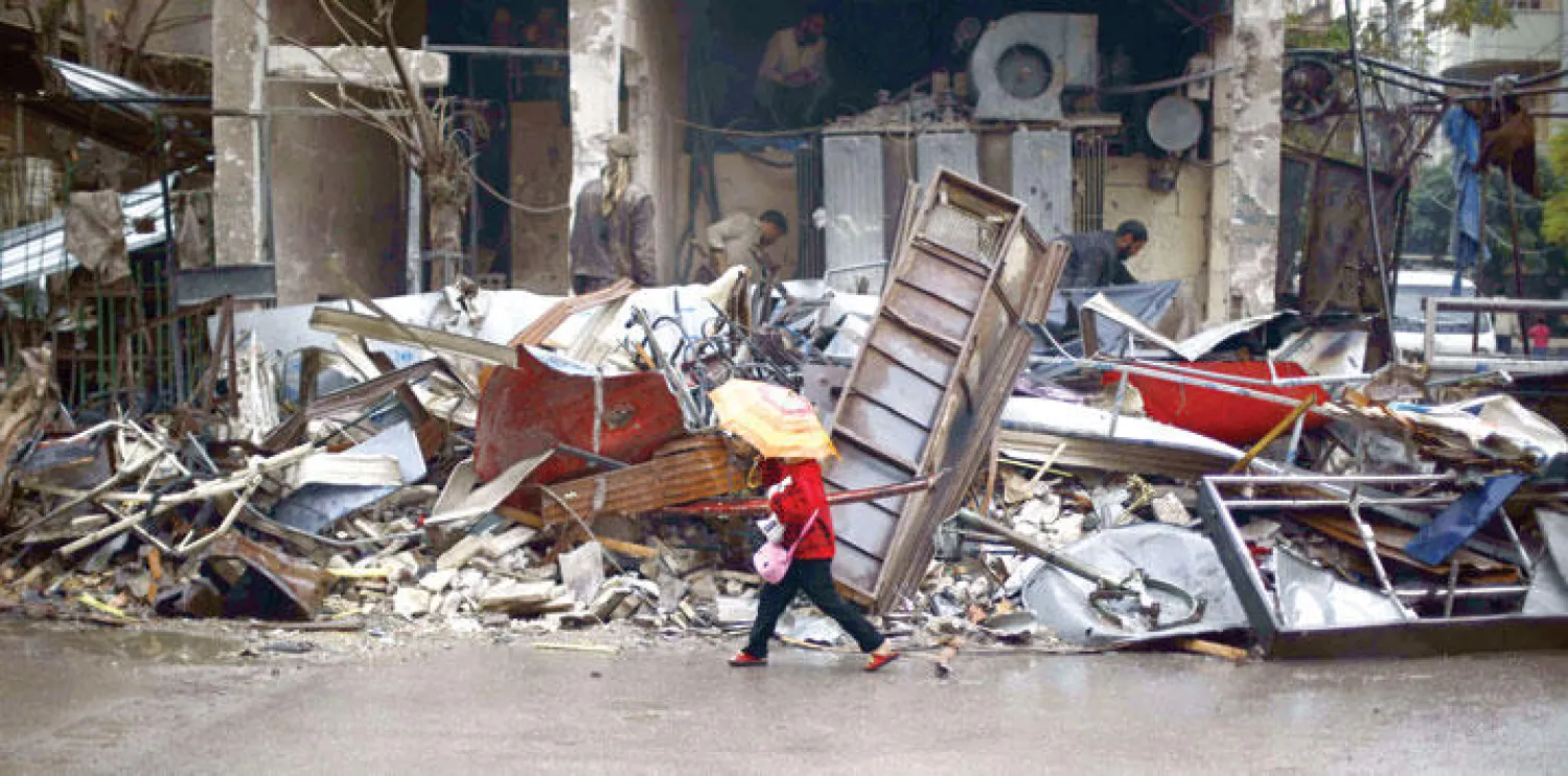 فتاة سورية تسير أمس بين الأنقاض التي تسببت بها غارة جوية شنتها الطائرات الروسية على مدينة دوما بريف دمشق  (أ. ف. ب)