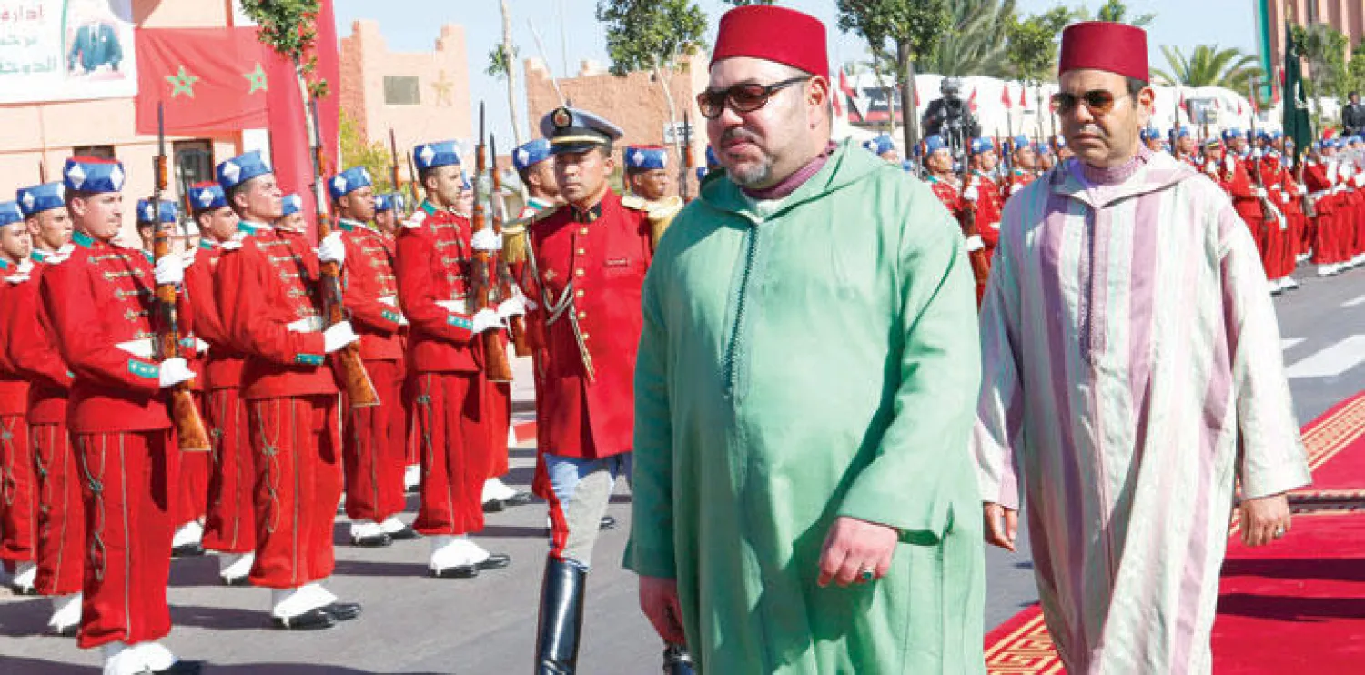 العاهل المغربي الملك محمد السادس يستعرض حرس الشرف في مدينة العيون لدى وصوله اليها أمس مع شقيقه الأمير مولاي رشيد (أ.ب)