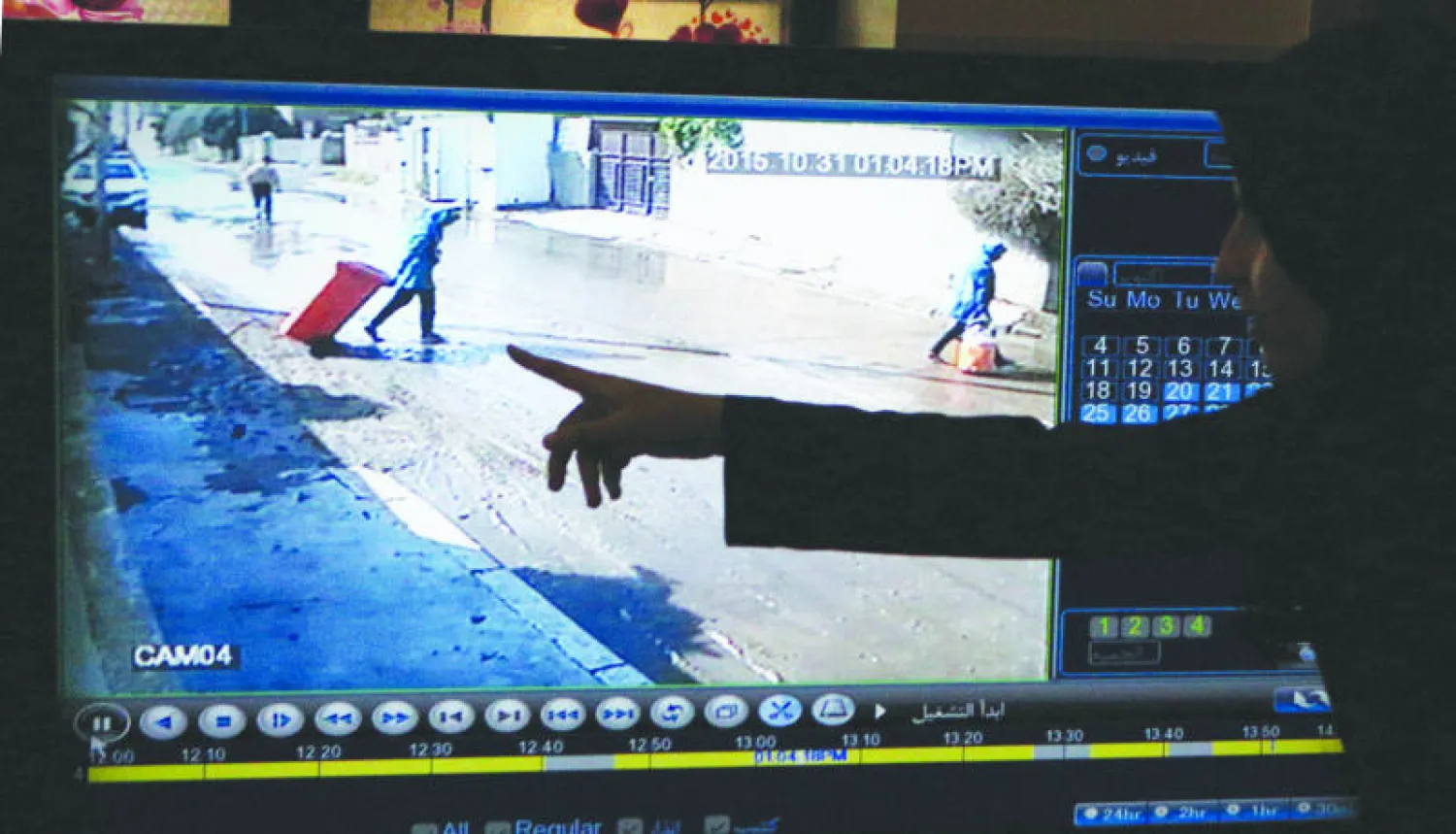 لقطة من تسجيل بكاميرا مراقبة تظهر الشقيقتين فاطمة ورسل قبل أن تموتا بالصعق الكهربائي في 31 أكتوبر الماضي (أ.ب)