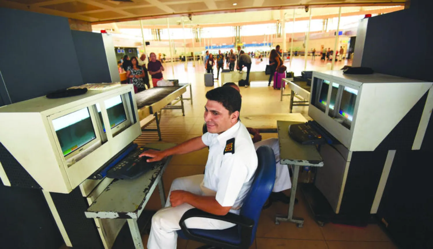 ضابطان مصريان يراقبان أجهزة فحص الحقائب في مطار شرم الشيخ (أ.ف.ب)