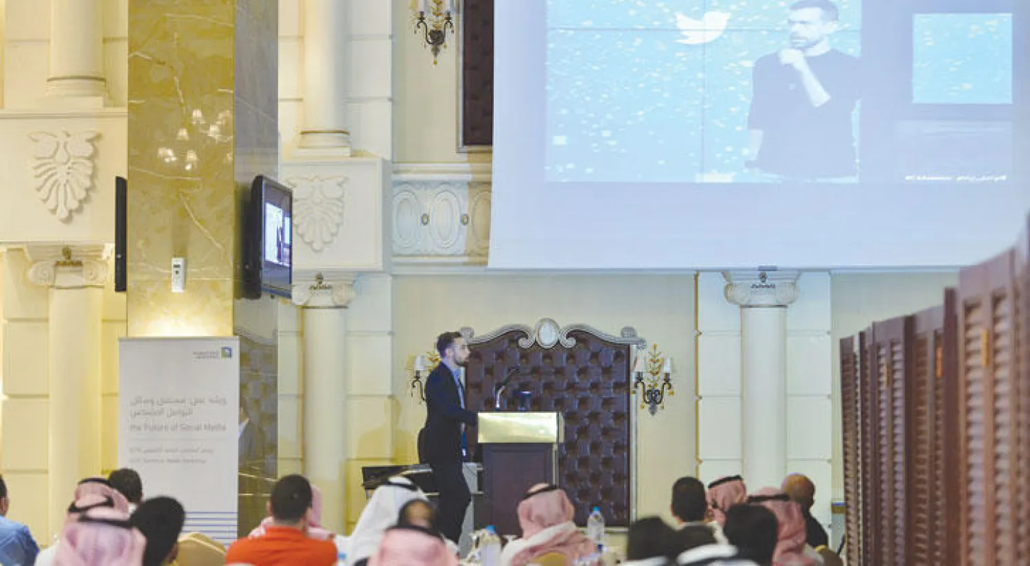 جانب من الحضور في الورشة يشاهدون عرضا من مدير المبيعات في شركة {تويتر}