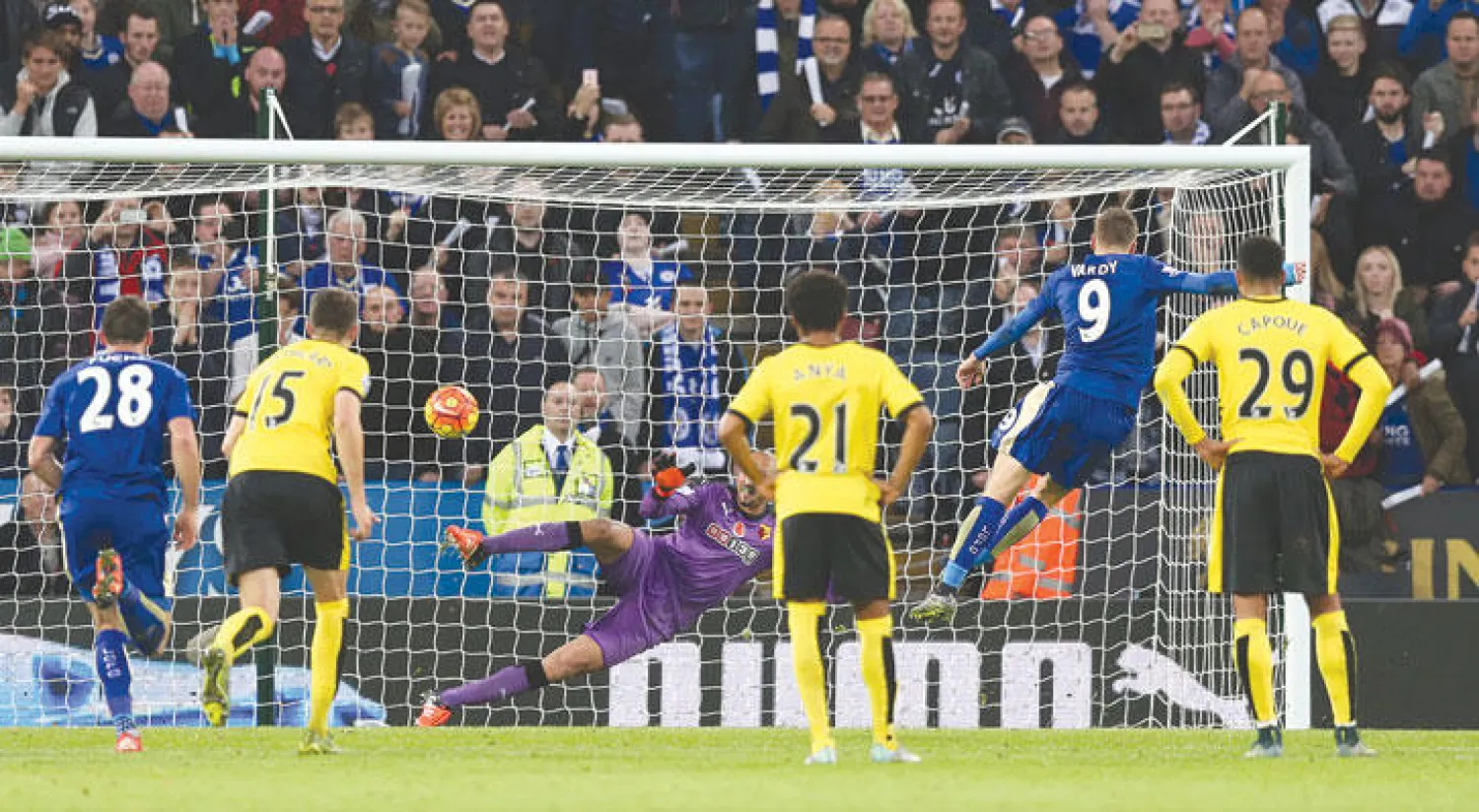 فاردي يسجل لليستر سيتي من ركلة الجزاء في مرمى سندرلاند ليصبح على بعد خطوة من الرقم القياسي (رويترز)