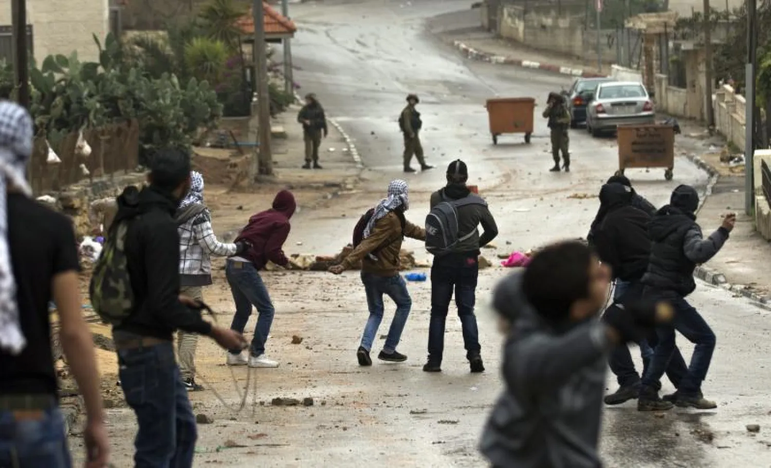 إسرائيل تعتقل 24 فلسطينيا من حماس وسط تصاعد التوترات والانتهاكات