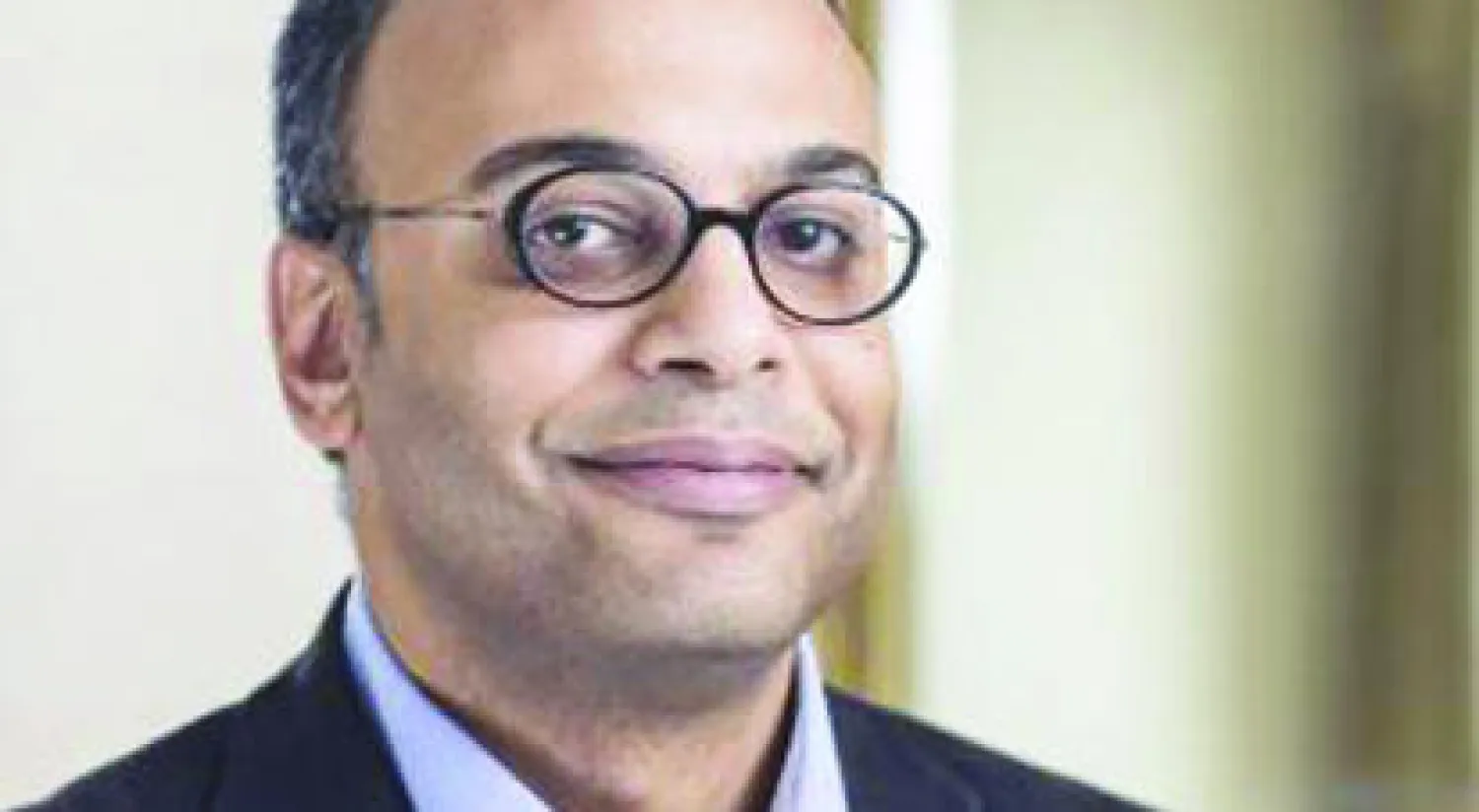 إحالة صحافي للنيابة العسكرية ومذيعة للتحقيق.. ووقف مقالات كاتب بـ«المصري اليوم»