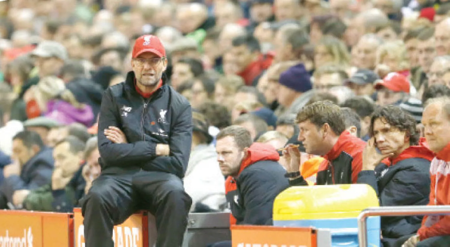 كلوب جلس متحسرا في ظل تخلي جماهير ليفربول عن مساندة فريقها في الوقت الحاسم أمام كريستال بالاس (رويترز)