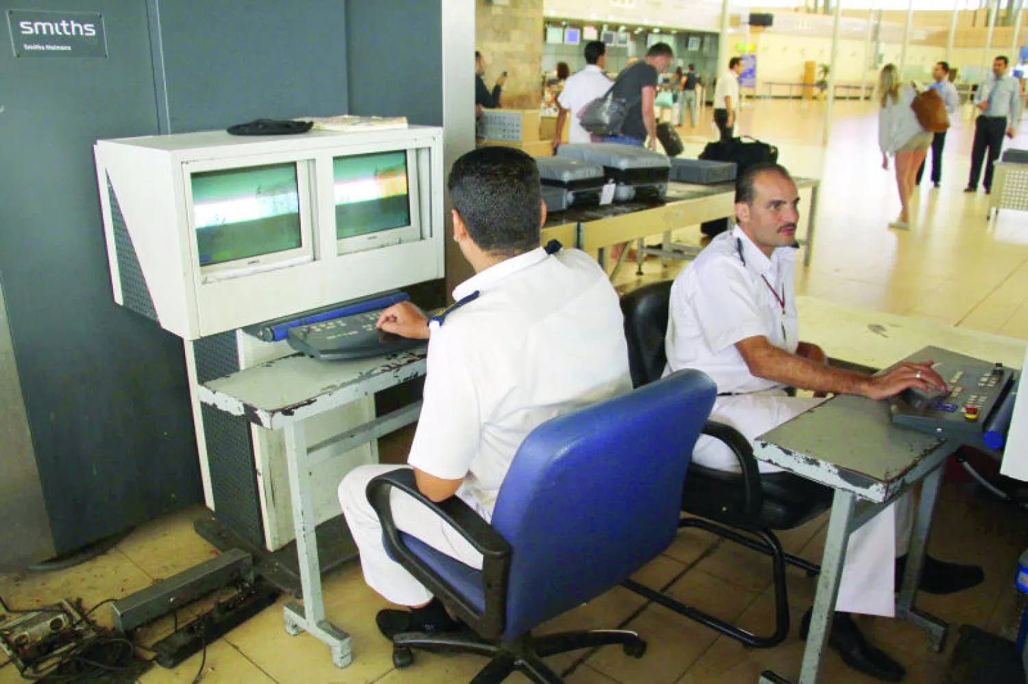 ضابطان مصريان أمام أجهزة فحص الحقائب في مطار شرم الشيخ (أ.ب)