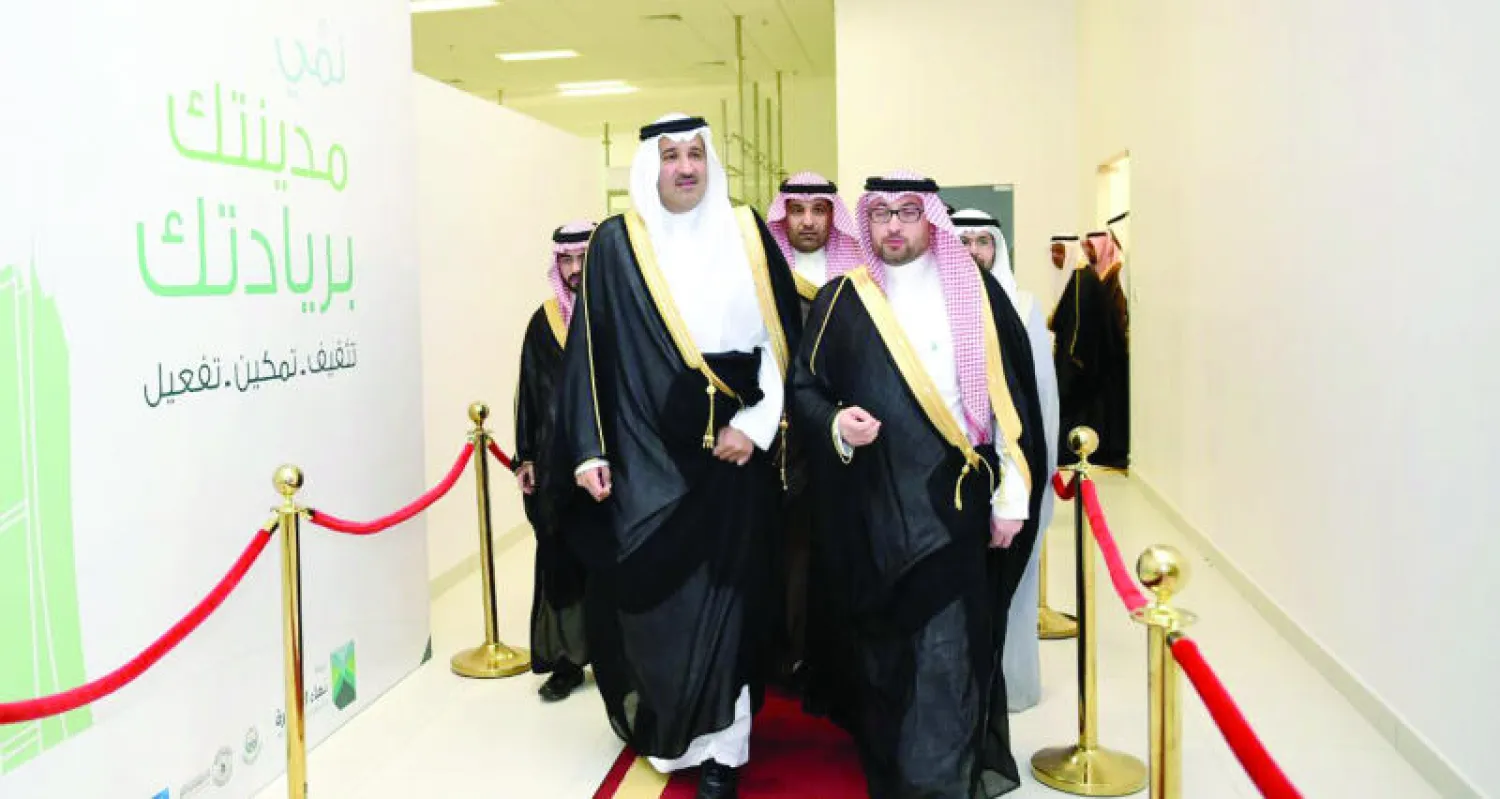 الأمير فيصل بن سلمان بن عبد العزيز أمير منطقة المدينة المنورة خلال افتتاح فعاليات  «مؤتمر المنورة لريادة الأعمال» الأول مساء أول من أمس («الشرق الأوسط»)