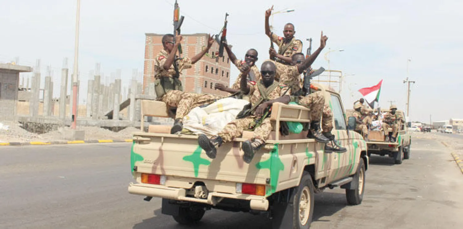 جنود سودانيون يستقلون شاحنة عسكرية بعد وصولهم إلى عدن أول من أمس (أ.ب)