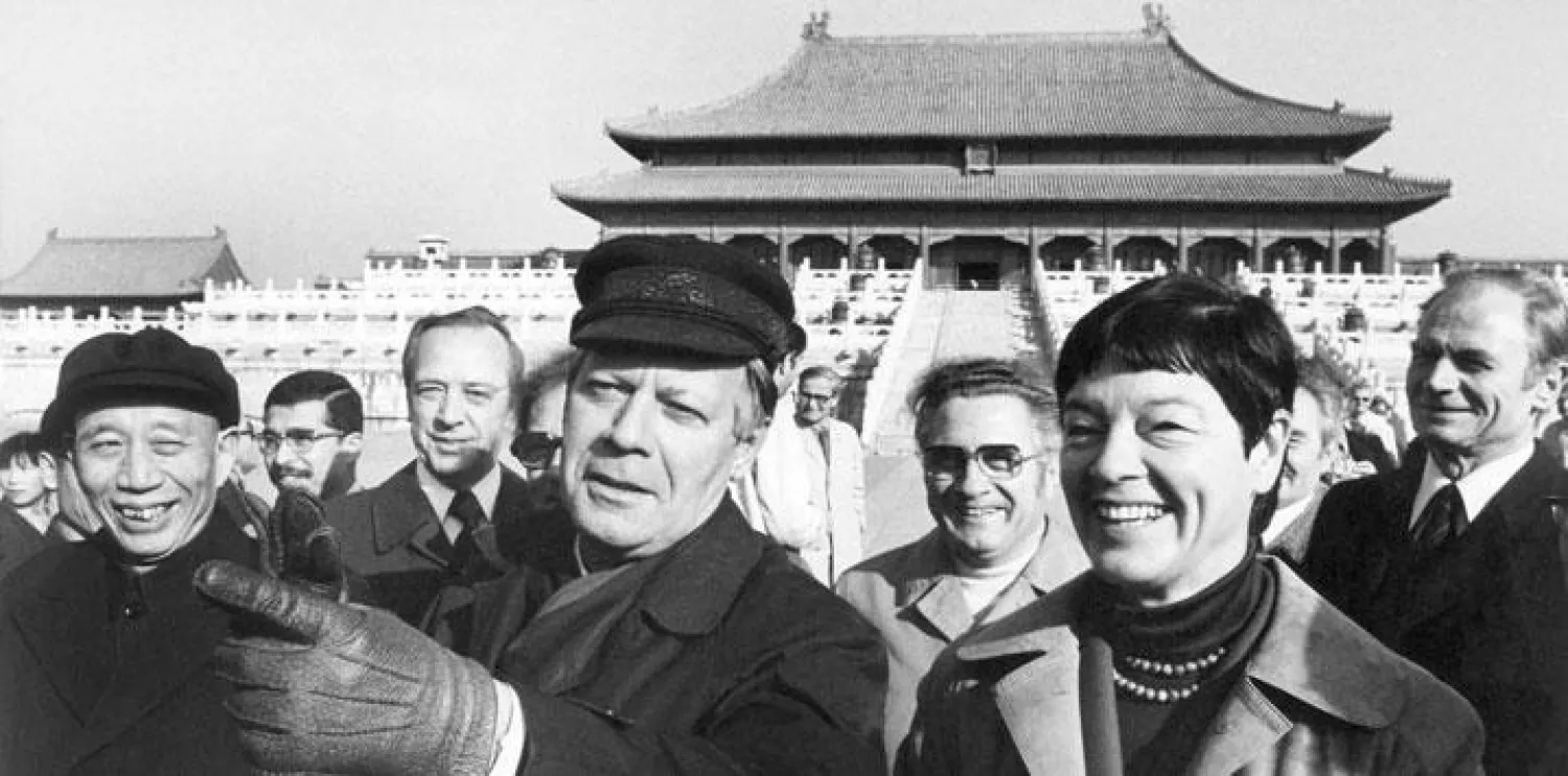 صورة أرشيفية لهيلموت شميت خلال زيارته إلى بكين عام 1975 (إ.ب.أ)