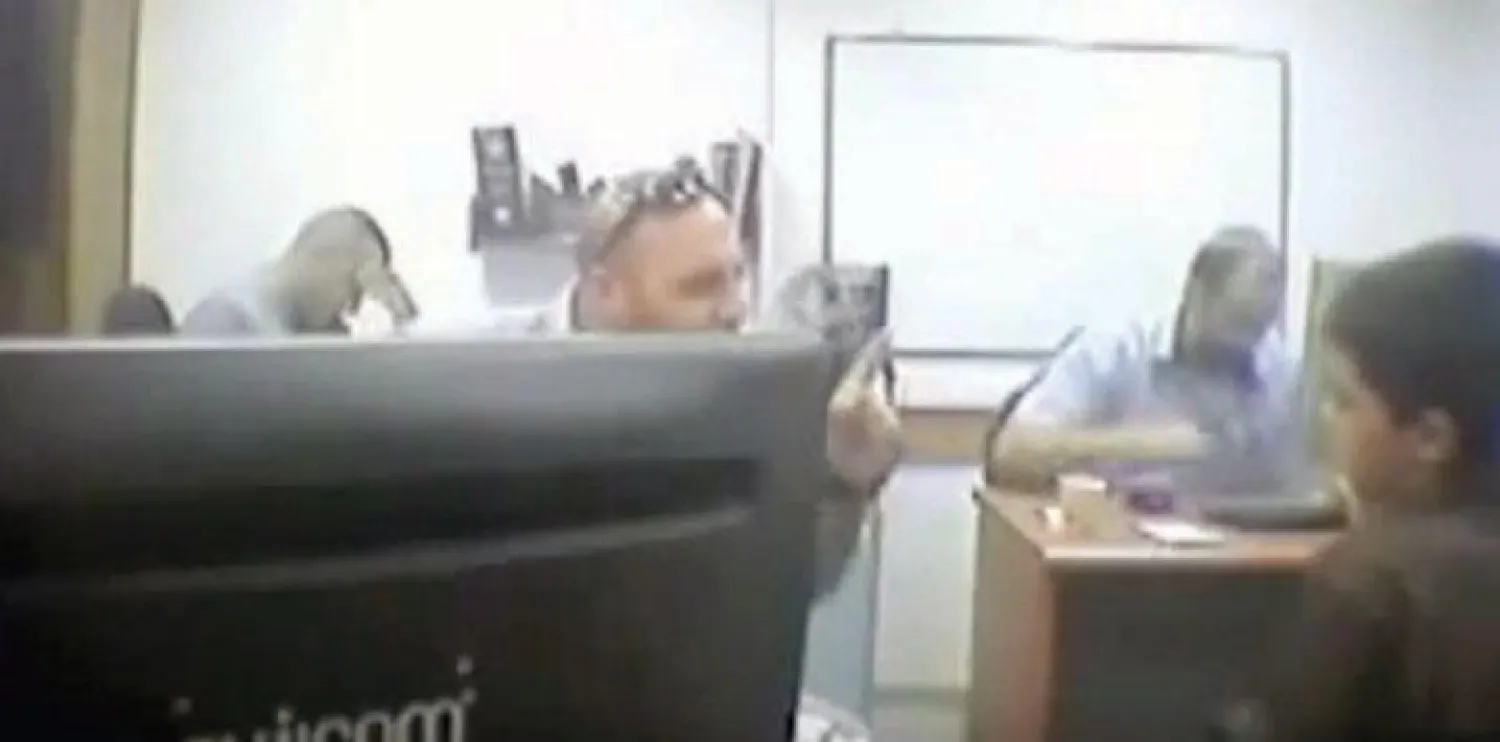 لقطة من فيديو للطفل أحمد مناصرة خلال خضوعه لاستنطاق المحققين الإسرائيليين