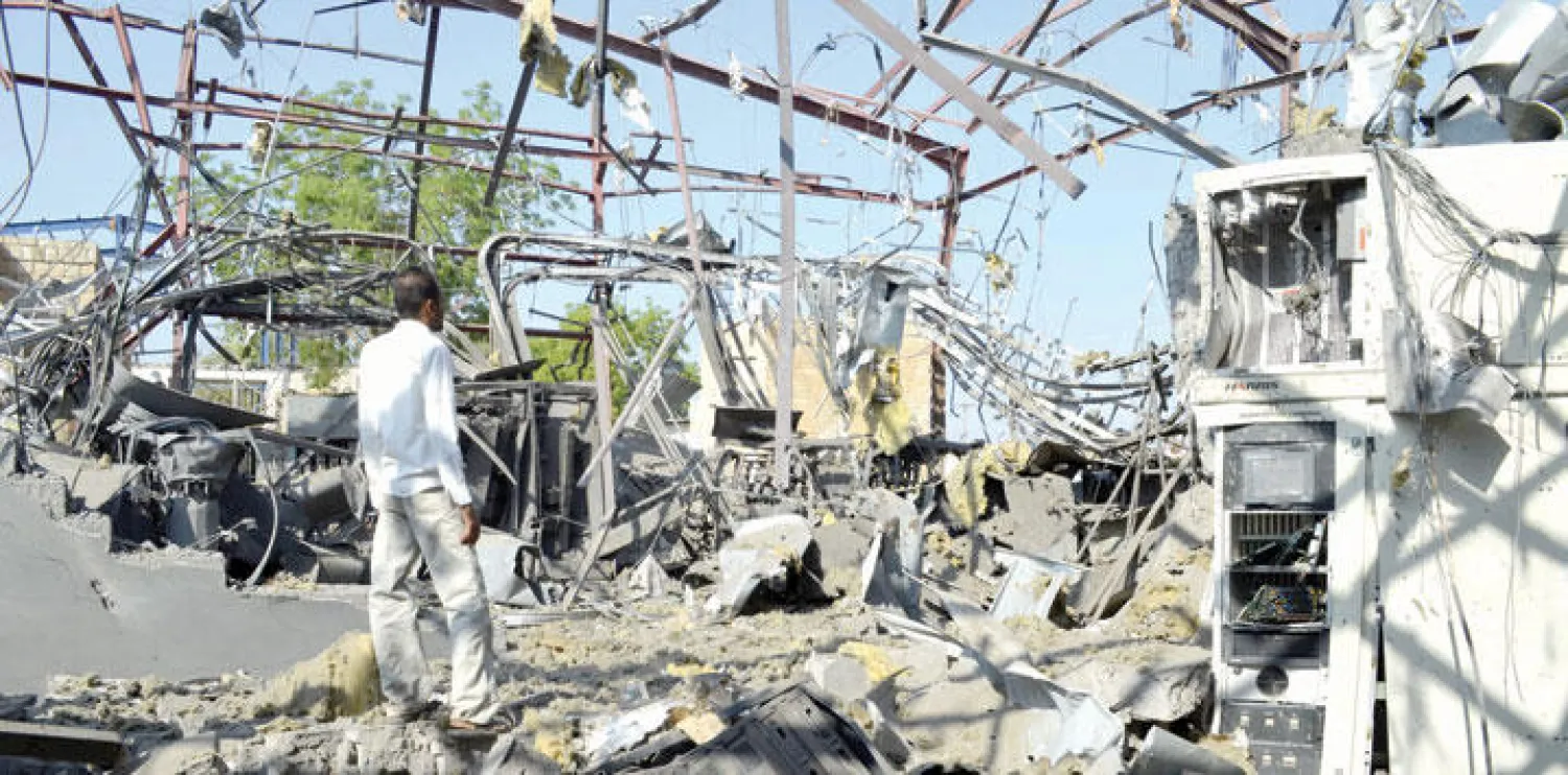 يمني يتأمل حطام مركز إعلامي تعرض للدمار في مدينة الحديدة أمس (رويترز)