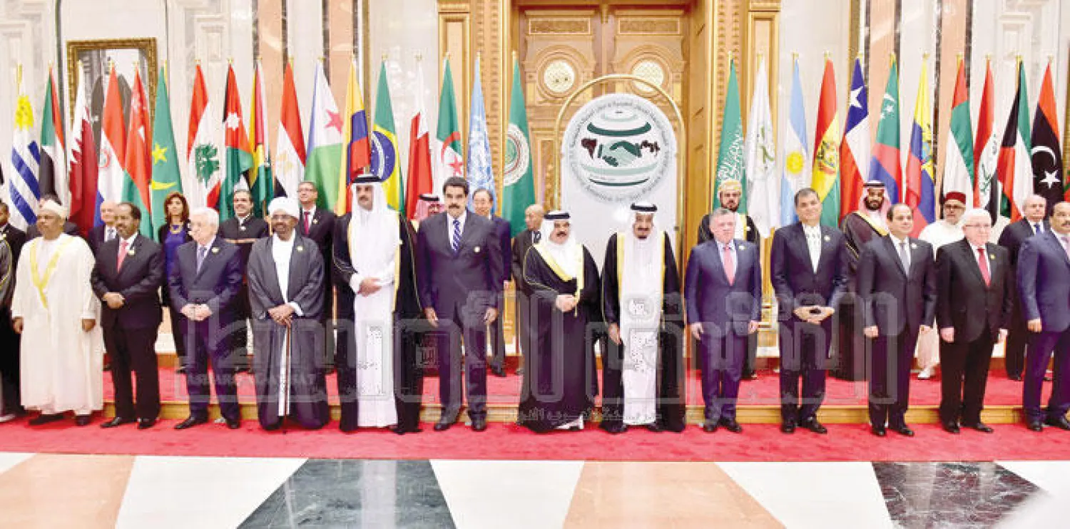 صورة تجمع الملك سلمان مع القادة المشاركين في قمة الرياض أمس (تصوير: بشير صالح)