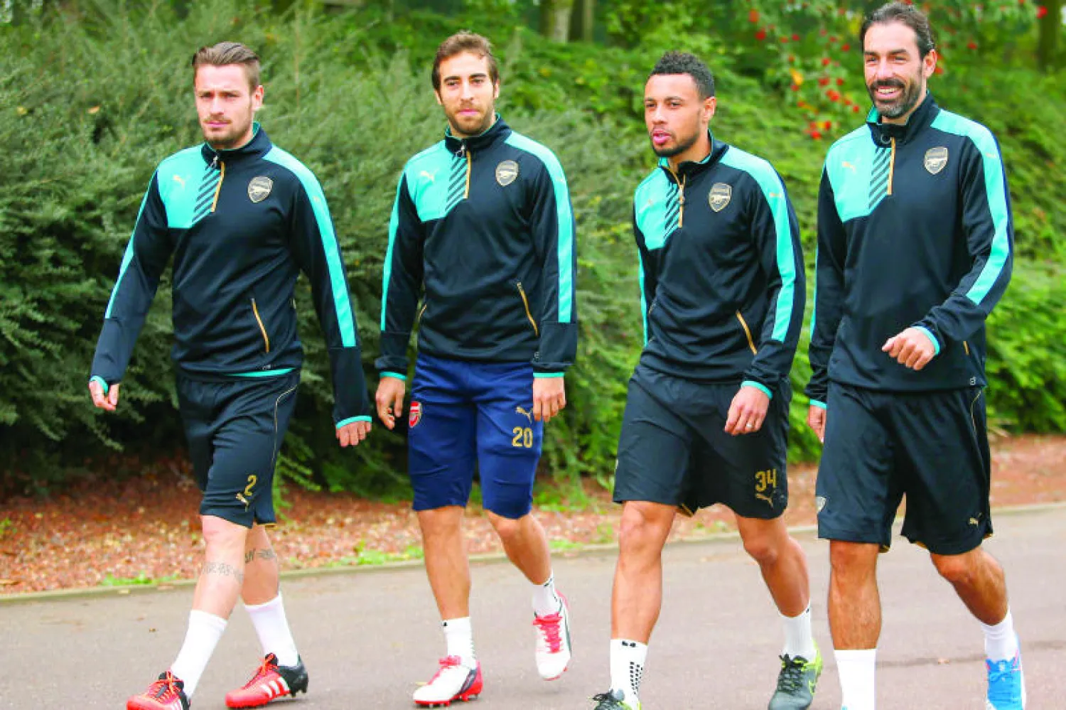 بيريز (يمين) يتدرب مع آرسنال رغم اعتزاله (رويترز)