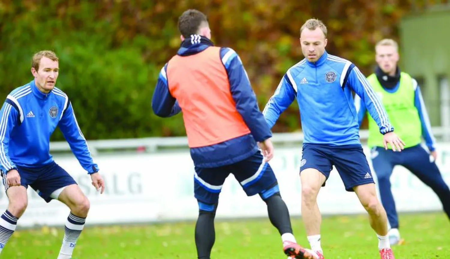 لاعبو الدنمارك خلال التدريبات قبل مواجهة السويد الحاسمة في الملحق الأوروبي (أ.ب)