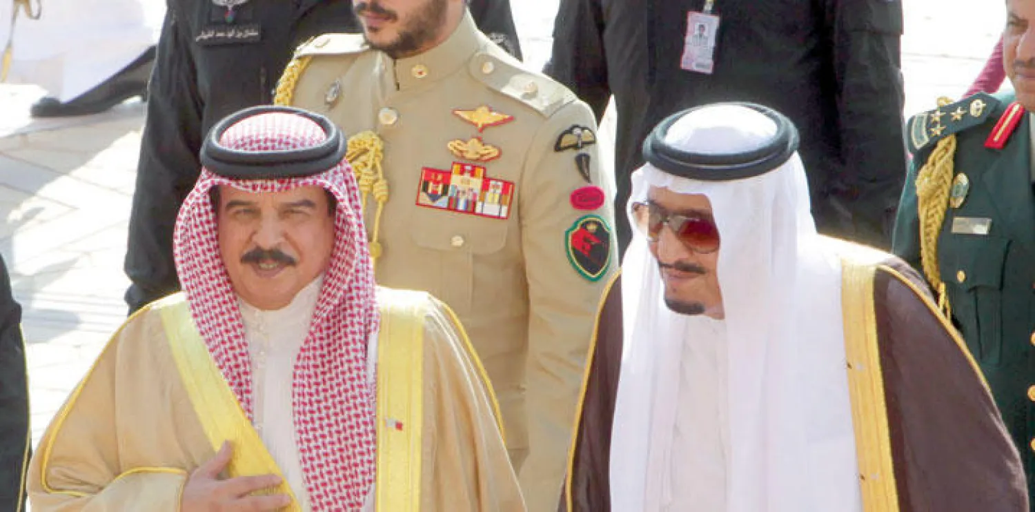 خادم الحرمين الشريفين مستقبلا ملك البحرين (تصوير: خالد الخميس)
