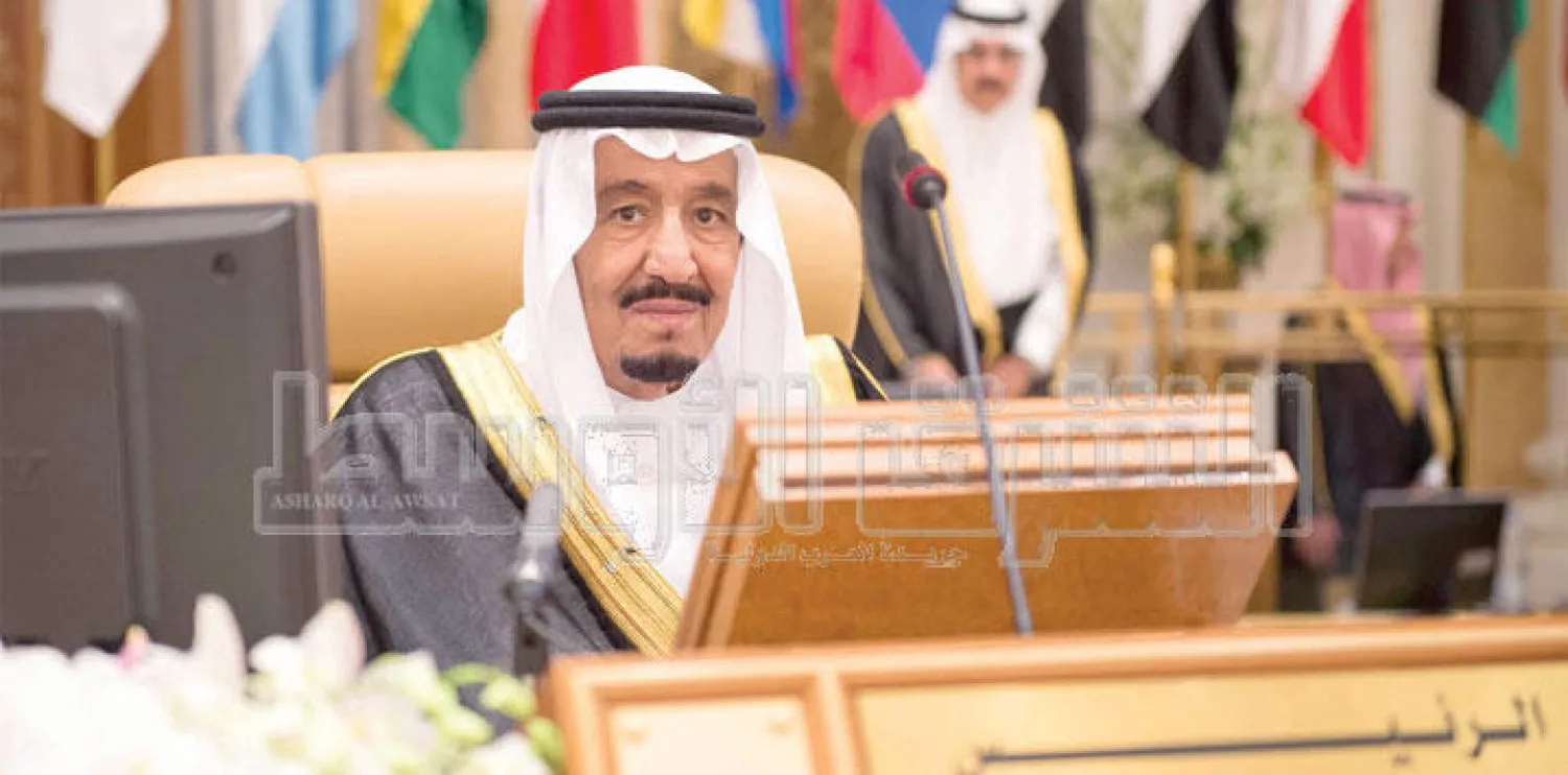 خادم الحرمين الشريفين الملك سلمان بن عبد العزيز لدى ترؤسه الجلسة الافتتاحية للقمة أمس (تصوير: بندر الجلعود)