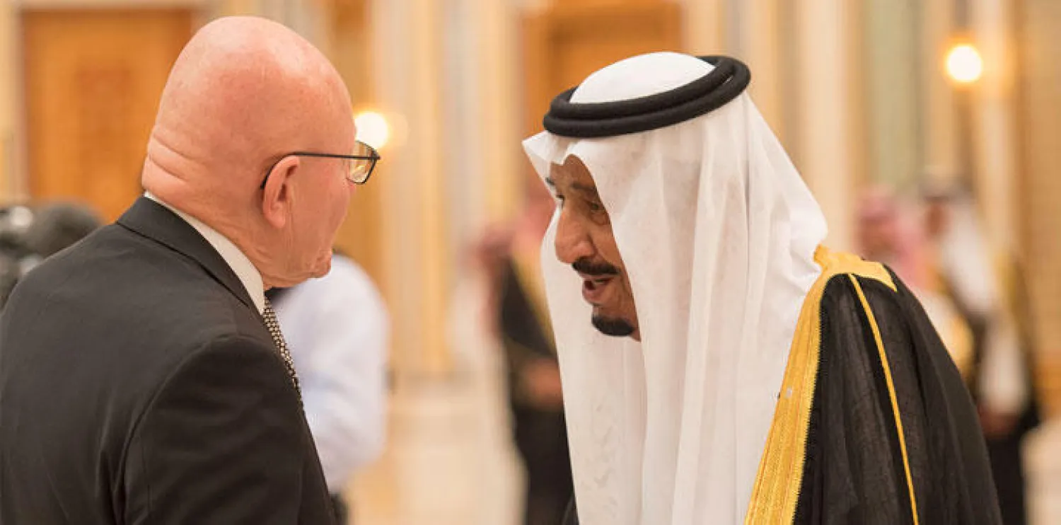 الملك سلمان بن عبد العزيز خلال ترحبيه برئيس وزراء لبنان تمام سلام (تصوير خالد الخميس)