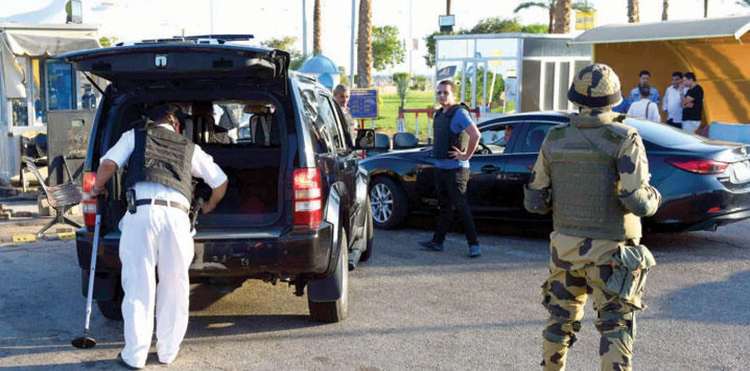 عناصر أمن مصرية يفتشون حافلة في مطار شرم الشيخ أمس (أ.ف.ب)