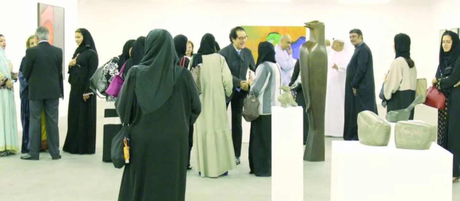 فاروق حسني مع جمهور معرضه الجديد في {غاليري أثر} بجدة