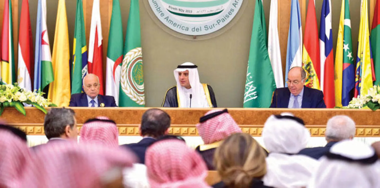 وزير الخارجية السعودي عادل الجبير يتوسط وزير الخارجية البرازيلي والأمين العام لجامعة الدول العربية في المؤتمر الصحافي عقب اختتام القمة أمس (تصوير: بشير صالح)