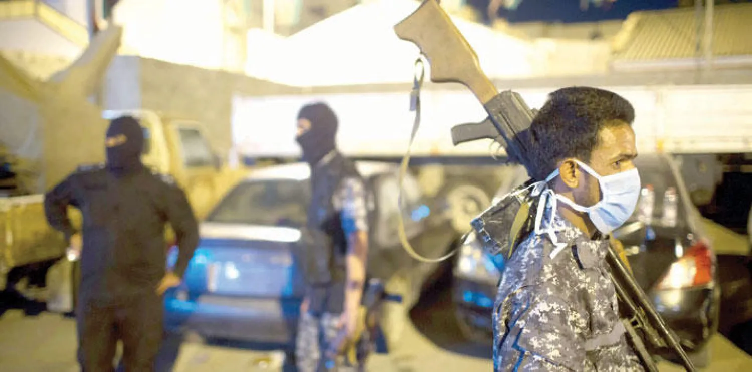 عناصر من الشرطة الليبية خلال مداهمة أحد المنازل يحوي مهاجرين أفارقة في طرابلس (ا.ب)