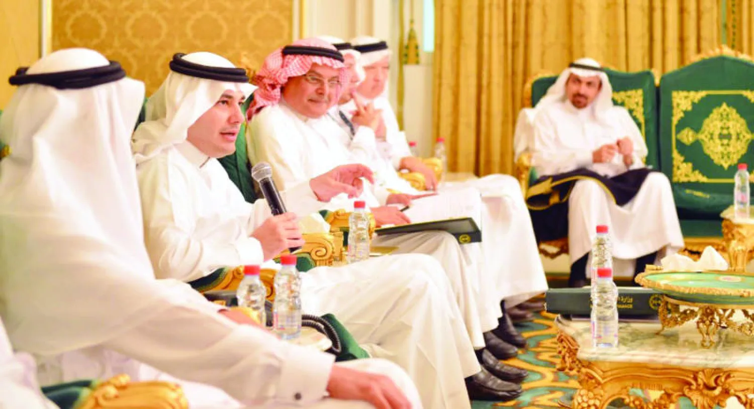 د. عادل الطريفي لدى لقائه مع رؤساء تحرير وكتاب الصحف في الرياض (واس)