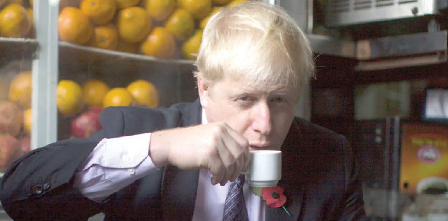 عمدة لندن بوريس جونسون يحتسي القهوة في مقهى فلسطيني في القدس القديمة (إ.ب.أ)