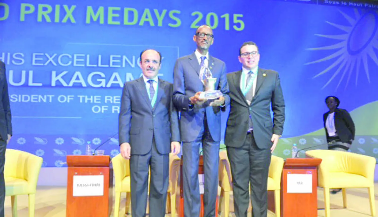 الرئيس الرواندي بول كاغامي يتسلم الجائزة الكبرى لمنتدى «ميدايز 2015» من رئيس المعهد وإلياس العماري رئيس جهة طنجة - تطوان- الحسيمة («الشرق الأوسط»)