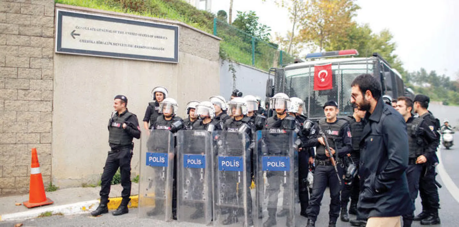 قوات مكافحة الشغب التركية على أهبة الاستعداد عشية انطلاق قمة العشرين في مدينة انطاليا أمس (أ. ب)