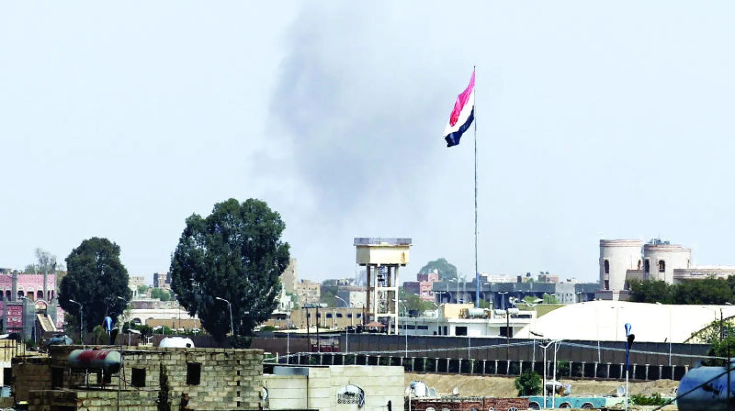 دخان يتصاعد فوق قاعدة عسكرية تابعة للميليشيات المتمردة جراء ضربات جوية من قبل قوات التحالف العربي أمس في العاصمة اليمنية صنعاء (أ.ب)