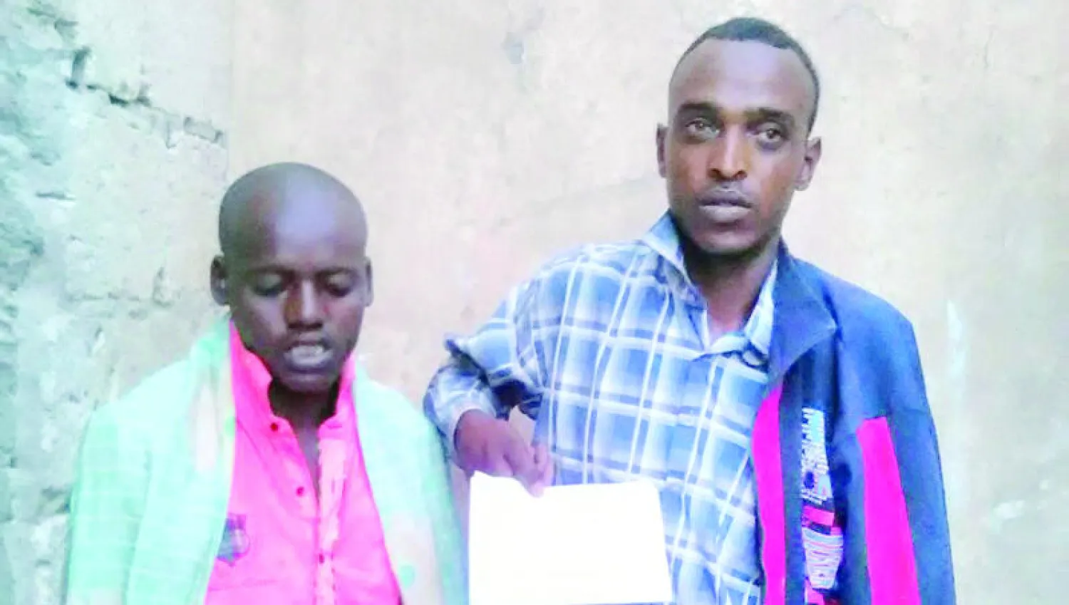 أسيران من دولة الصومال تم ضبطهما أمس ضمن صفوف الميليشيات المسلحة («الشرق الأوسط»)