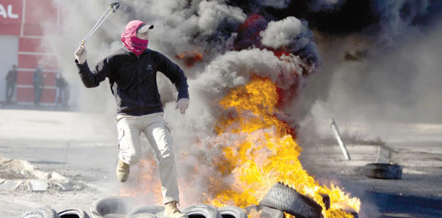 من مواجهات بين شبان فلسطينيين وقوات الاحتلال شهدتها مدينة رام الله بالضفة الغربية أمس (أ.ب)