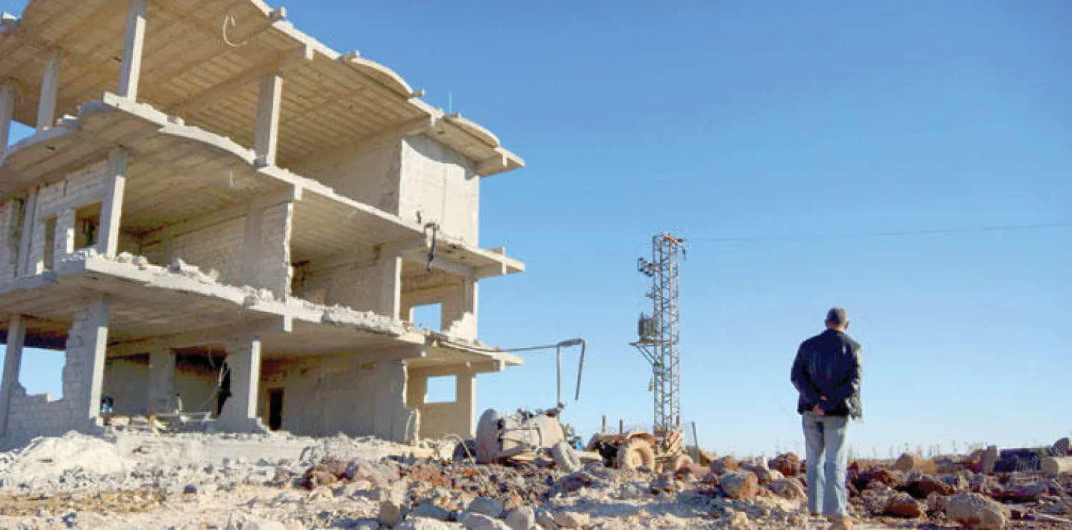 سوري يعاين أثار الدمار الذي ألحقه الطيران الروسي في الريف الشرقي لمدينة درعا الجنوبية أول من أمس (رويترز)