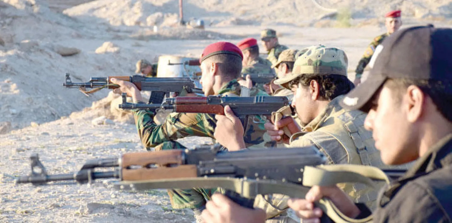 شباب عراقيون يتلقون تدريبات عسكرية في مدينة الخالدية غرب الأنبار أمس للمشاركة في معارك تحرير الرمادي (إ.ب.أ)