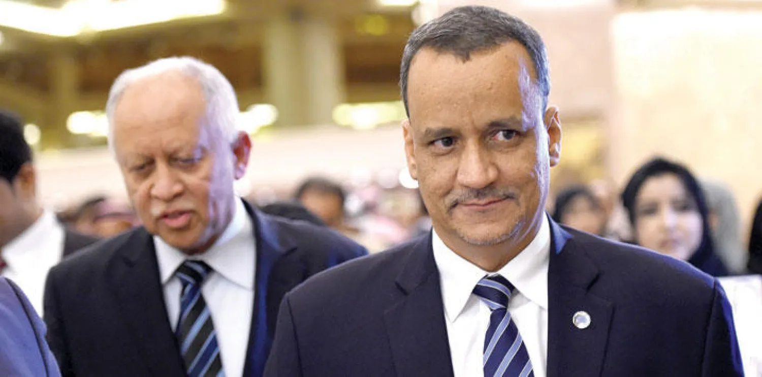 المبعوث الأممي لليمن إسماعيل ولد الشيخ ووزير الخارجية اليمني رياض ياسين في أحد لقاءات الرياض (أ.ف.ب)
