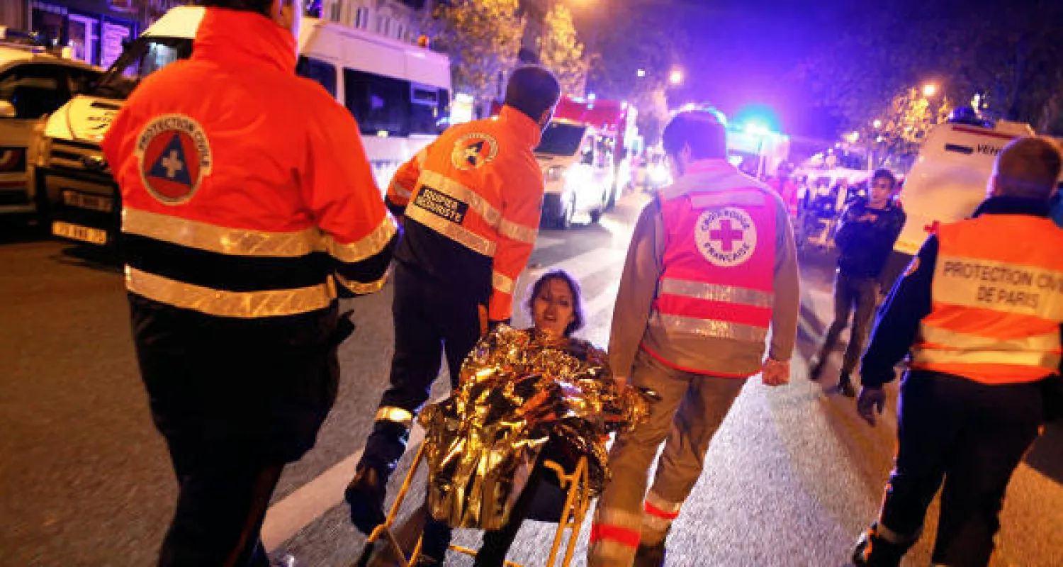 فرنسا تتشح بالأسود و«داعش» يتبنى الهجمات ويتوعّد بالمزيد