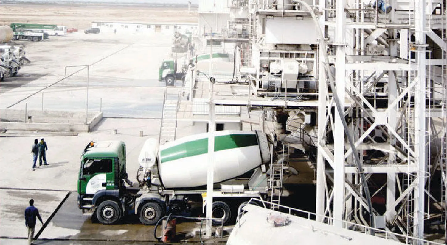 جانب من عمليات تصنيع الإسمنت