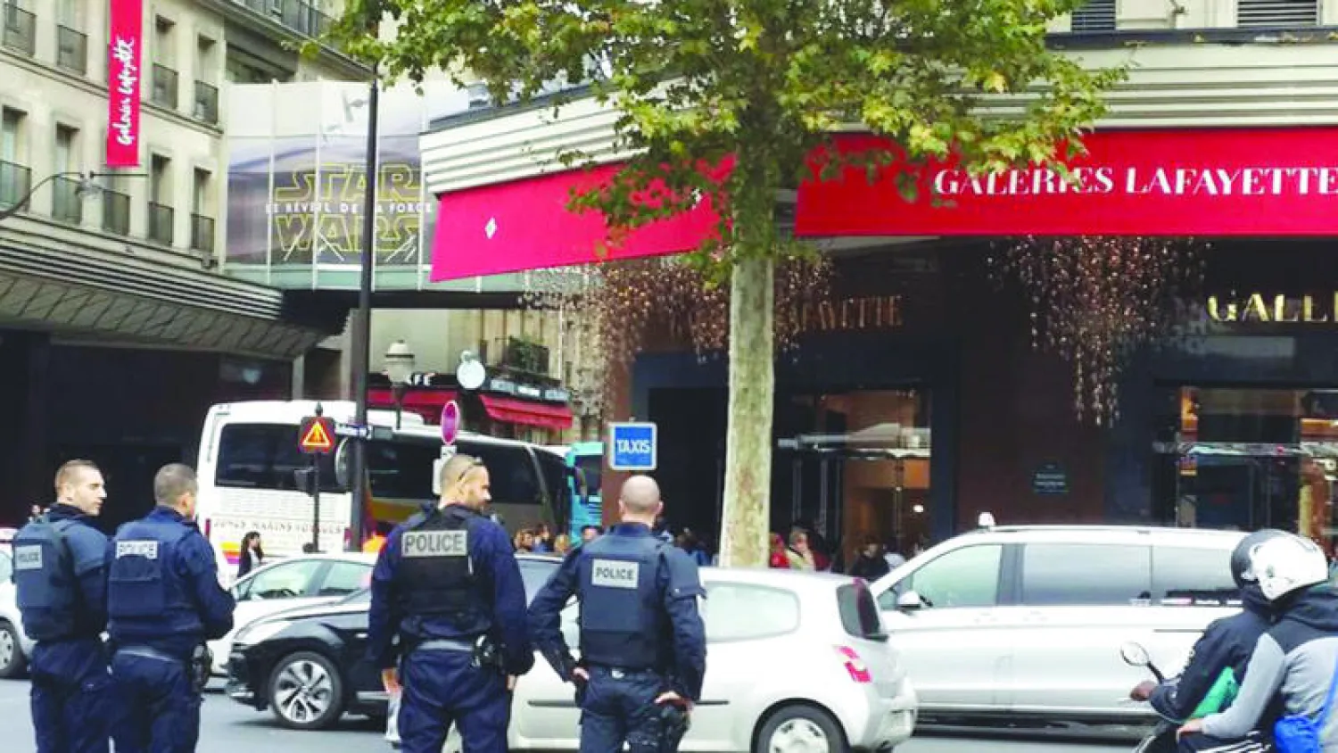 دوريات الشرطة في وسط العاصمة باريس أمس («الشرق الأوسط»)