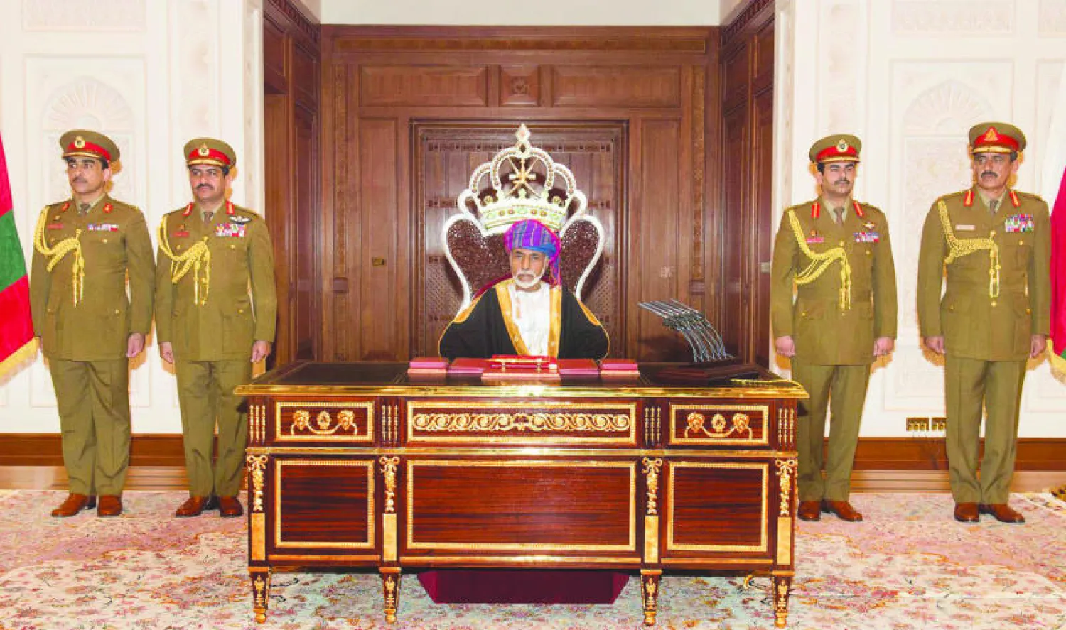 السلطان قابوس خلال افتتاحه أعمال مجلس عمان أمس (العمانية)