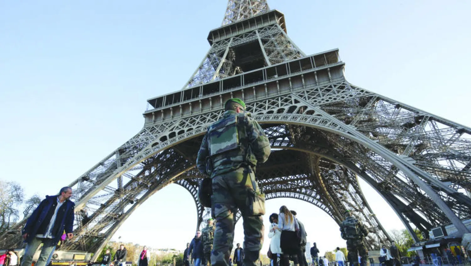 جندي  فرنسي امام برج ايفل في باريس في ظل حالة الطوارئ المعلنة بعد الهجمات الارهابية التي شهدتها العاصمة الفرنسية الاسبوع الماضي (أ.ف.ب)