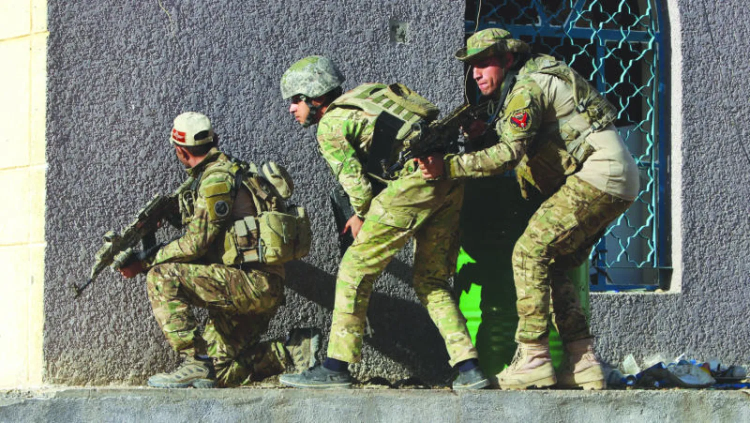 جنود عراقيون خلال مواجهة مع مسلحي «داعش» في قرية السجارية قرب الرمادي أمس (إ.ب.أ)